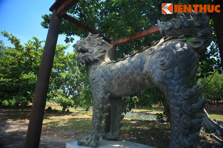 Về lịch sử hình thành của lăng Thiệu Trị, theo sử cũ, sau khi ở trên ngai vàng được 7 năm, vua Thiệu Trị lâm bệnh qua đời ngày 4/11/1847, khi mới ngoài 40 tuổi. Trong lúc hấp hối, nhà vua đã dặn người con trai sắp lên nối ngôi về việc xây lăng của mình.