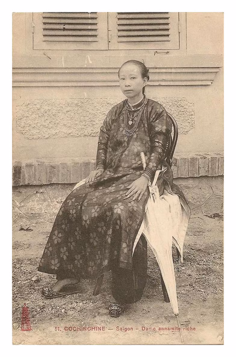 Tiểu thư nhà giàu Sài Gòn với những móng tay dài khoảng 4-5cm. Ảnh tư liệu.