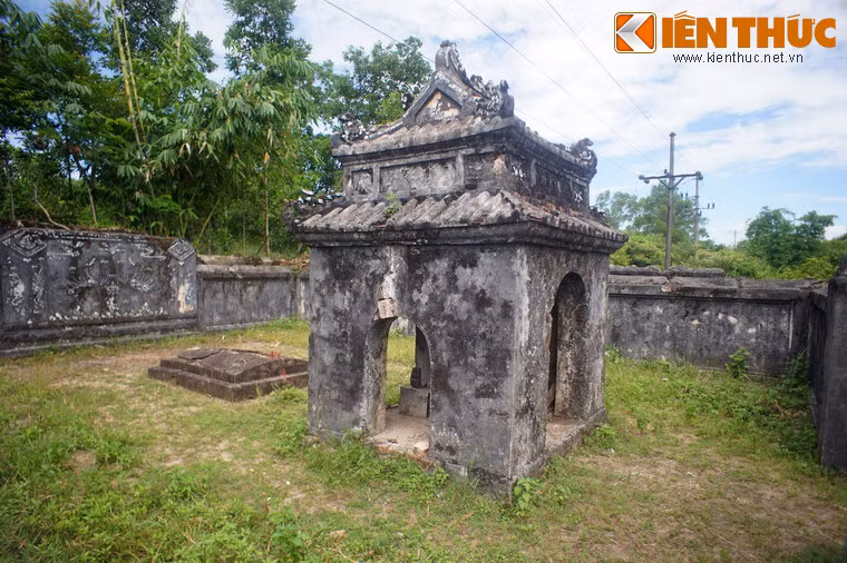 Sau khi Hiệp Hòa băng, nhóm quyền thần đã lập hoàng tử thứ ba của Tự Đức tự là Ưng Đăng, chính là con nuôi của bà Học phi lên làm vua mới, là vua Kiến Phúc. Vừa lên ngôi, Kiến Phúc đã cho đón dưỡng mẫu vào cung.