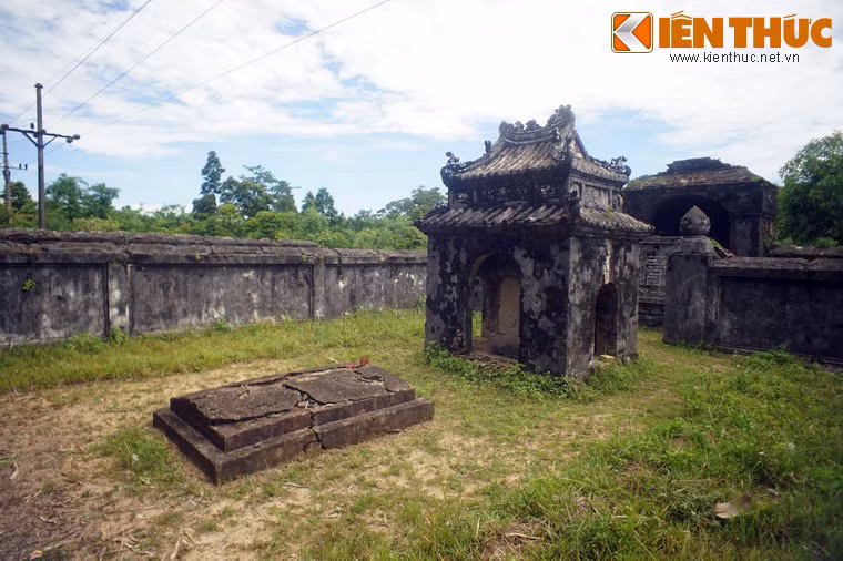 Tuy nhiên, vua Kiến Phúc chẳng thọ lâu khi đến giữa năm 1884 đã băng hà. Theo đồn đại trong dân gian, do Nguyễn Văn Thị Hương có tư tình với Phụ chính Đại thần Nguyễn Văn Tường, hai người đã âm mưu đầu độc Kiến Phúc khi vua đang lâm trọng bệnh.