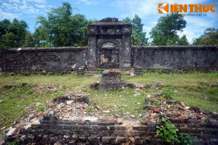 Do vua Tự Đức hết sức sủng ái, năm 1870, Nguyễn Văn Thị Hương được tấn phong làm Nhị giai Khiêm phi. Cũng trong năm này, theo lệnh Tự Đức, bà nhận con trai thứ hai của Kiên Quốc công là Nguyễn Phúc Ưng Đăng, lúc này mới lên 2 tuổi, làm con nuôi.