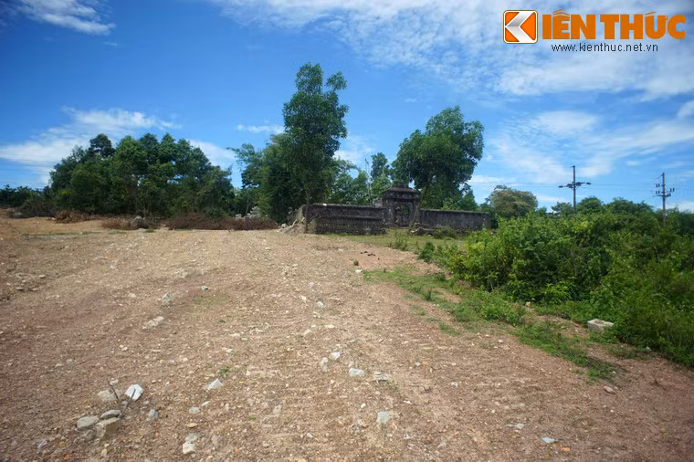 Sau hơn 1 thế kỷ, đến tháng 6/2017, tên tuổi bà Học Phi lại một lần nữa được nhắc đến, liên quan đến vụ việc một lăng mộ được cho là của phi tần của vua Tự Đức bị san phẳng trong quá trình thi công bãi đỗ xe khách tham quan Lăng Tự Đức và Lăng Đồng Khánh.