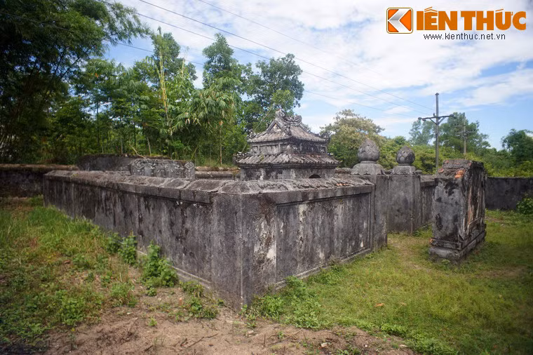 Năm 1883, vua Tự Đức băng hà, ban di chiếu truyền ngôi lại cho Hoàng trưởng tử Ưng Chân, hay vua Dục Đức. Theo di chiếu, bà Học phi Nguyễn Văn Thị Hương và bà Thiện phi Nguyễn Thị Cẩm lên sống ở Khiêm Lăng để lo toan việc hương khói và cúng kỵ.