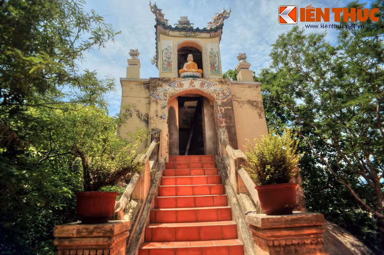 Gác chuông chùa Cổ Thạch.