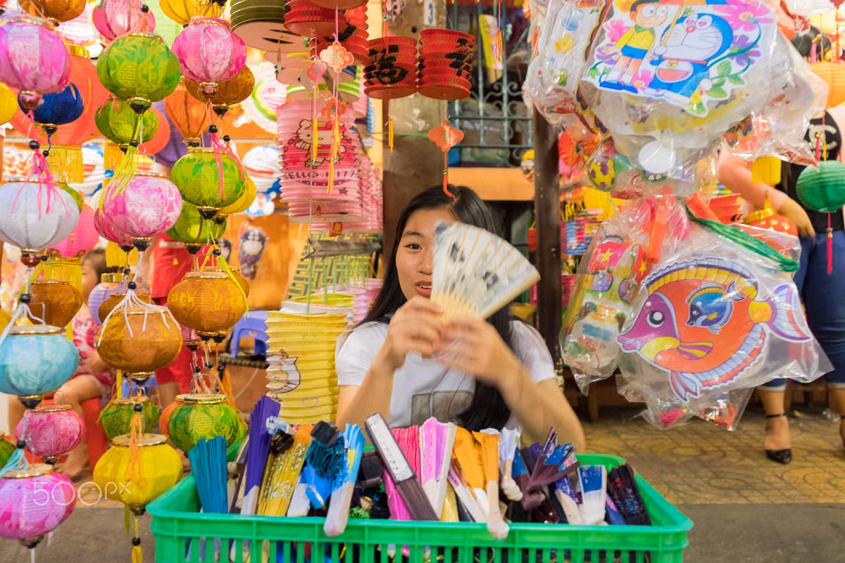 Cô bán hàng dễ thương ở phố đèn lồng. Ảnh: Yan Lerval/ 500px.com.