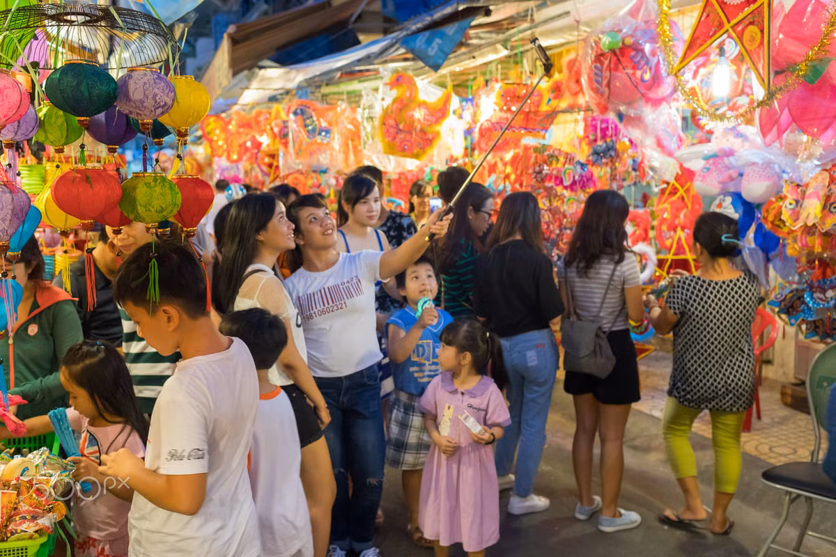 Các thiếu nữ "tự sướng" trong sắc màu rực rỡ của phố đèn lồng. Ảnh: Yan Lerval/ 500px.com.