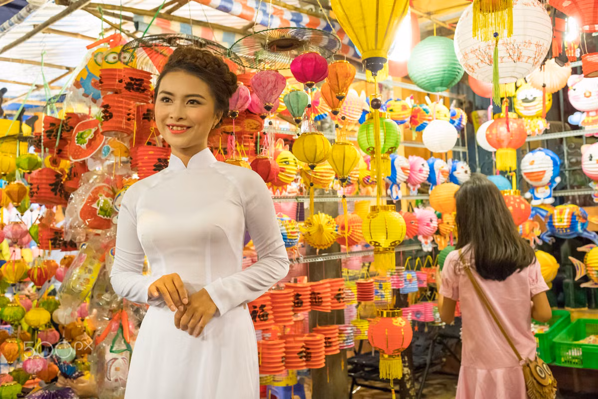 Người đẹp áo dài khoe dáng. Ảnh: Yan Lerval/ 500px.com.