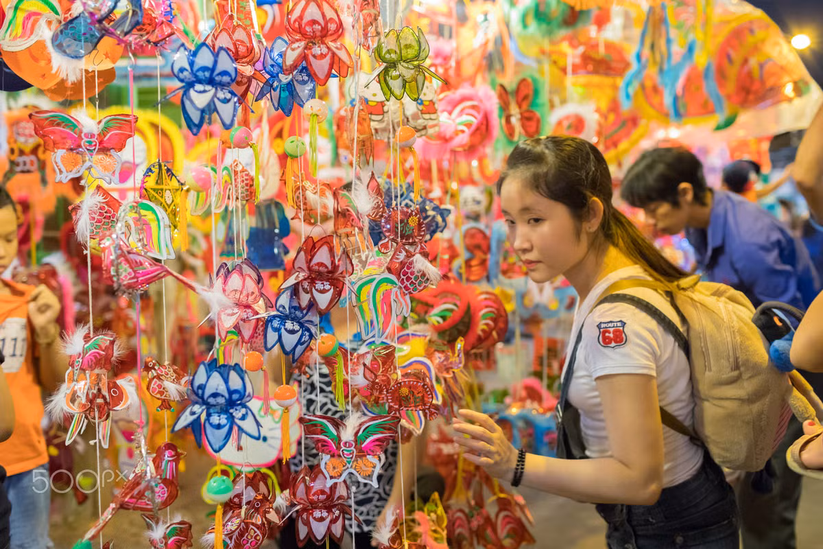 Nữ sinh Sài Gòn rạng rỡ ở phố đèn lồng. Ảnh: Yan Lerval/ 500px.com.
