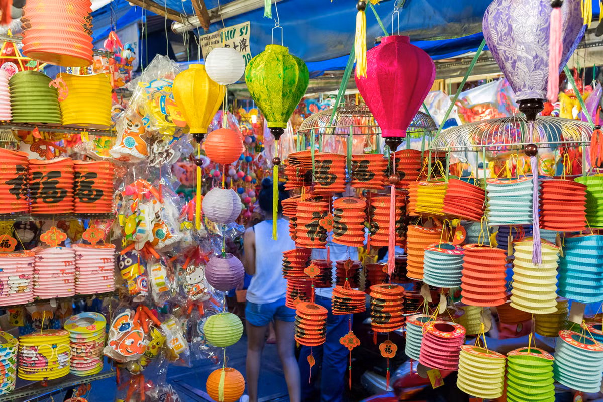 Những chiếc đèn xếp bằng giấy bắt mắt. Ảnh: Yan Lerval/ 500px.com.