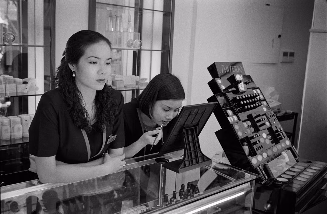 Bên trong một cửa hàng mỹ phẩm mới mở, 1998. Ảnh: Philip Jones Griffiths / Magnum Photos.
