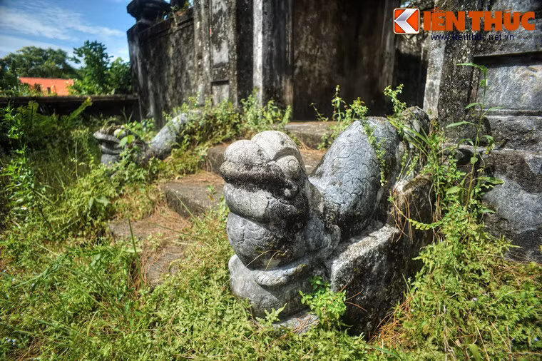Bậc cấp ở lối vào với hình linh vật ở hai bên.