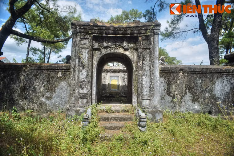 Cổng vào khu sinh phần.