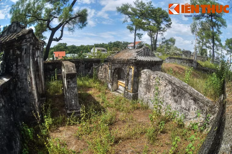 Mộ phần nằm sau bình phong, là gò đất nhỏ có tường bao bốn phía.