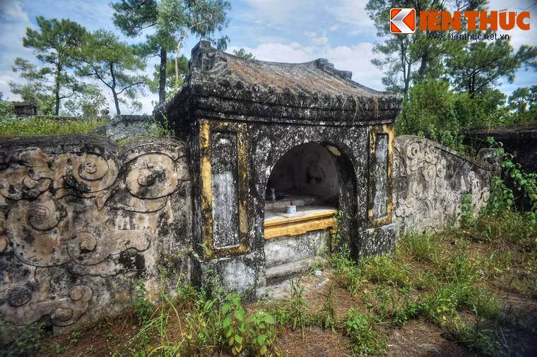 Mặt trước mộ có am thờ nhỏ, hai bên là tường gạch có đắp nổi hình mây gió.