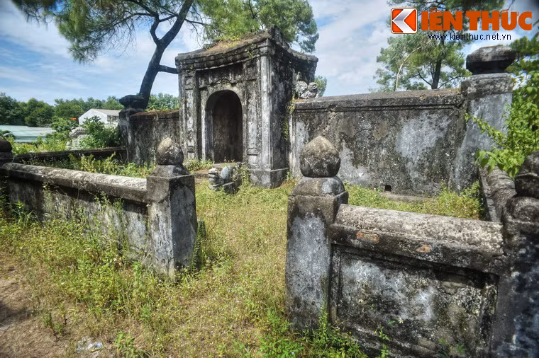 Khu vực này được bao quanh bằng tường gạch với các trụ có đầu hình búp sen, mô-típ kiến trúc quen thuộc trong lăng mộ các thành viên hoàng tộc Nguyễn.