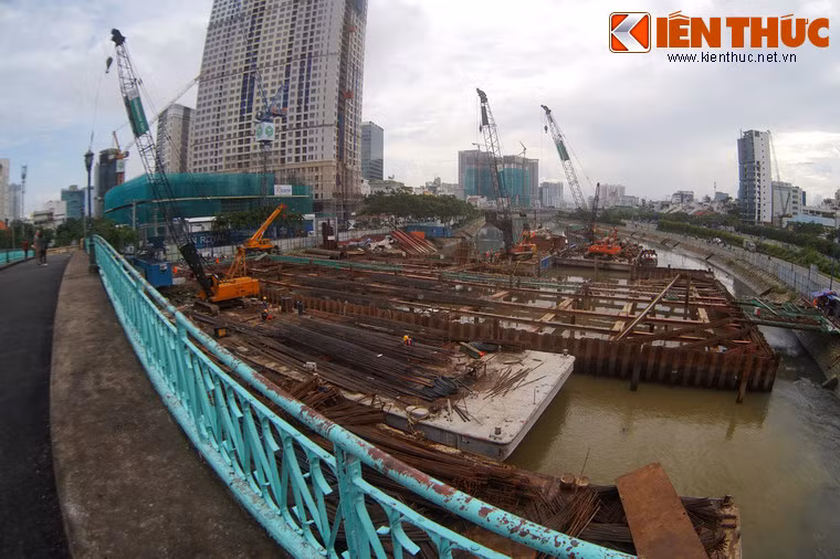 Vào tháng 9 vừa qua, trên mố cầu cũng xuất hiện nhiều vết nứt lớn, khiến nhu cầu tu bổ công trình lịch sử này được đặt ra cấp bách.