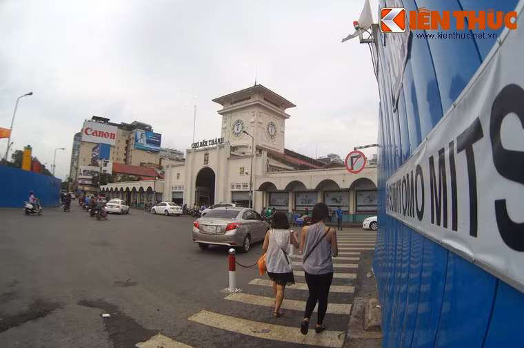 Theo kế hoạch, nhà ga sẽ hoàn thành năm 2020. Từ giờ đến lúc đó, du khách sẽ khó lòng chụp được những bức hình ưng ý ở chợ Bến Thành do các góc nhìn đẹp nhất về công trình biểu tượng của Sài Gòn đã bị hàng rào công trường che khuất.