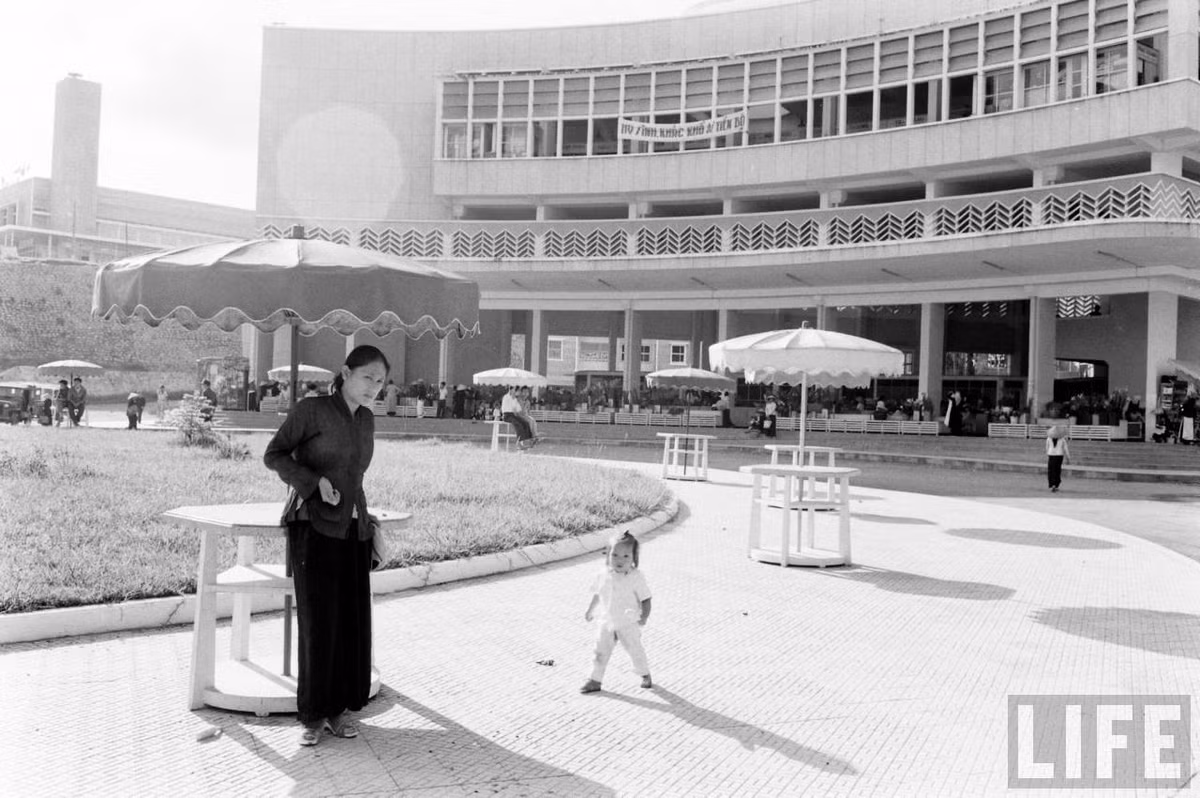 Mặt tiền chợ Đà Lạt nhìn từ vòng xoay phía trước. Thời điểm này, chợ vừa được xây dựng, còn chợ cũ đã chuyển thành Hội trường Hòa Bình (góc trên bên trái). Ảnh: Life.