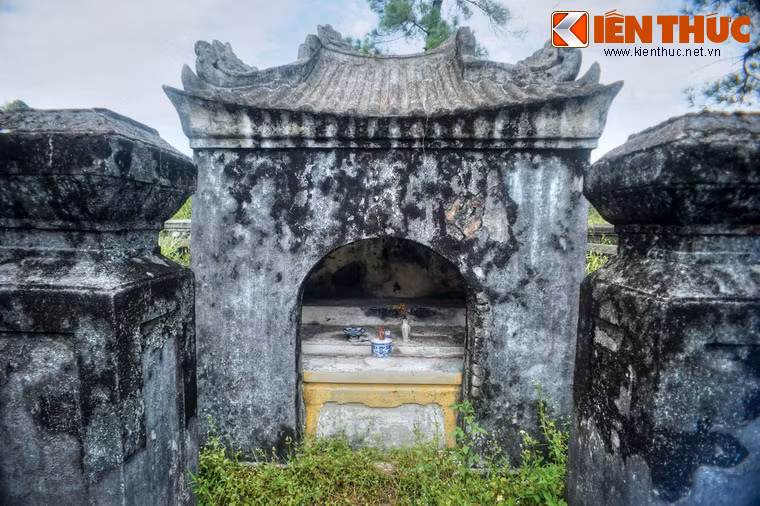 Dưới sự dạy dỗ của bà, cả bốn người con đều trở thành những thi sĩ có tiếng tăm, được lưu danh trong lịch sử nền văn học nước nhà.
