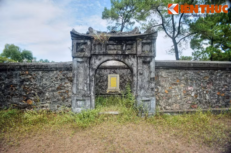 Theo sử sách bà Nguyễn Khắc Thị Bửu (1801 - 1851) là người Gia Định, con gái quan Tư không Nguyễn Khắc Thiệu. Bà hầu hạ vua Minh Mạng lúc ông còn là tiềm đế. Sau khi vua lên ngôi, bà được phong là Thục tần.
