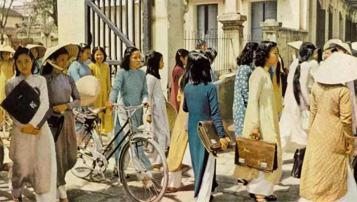 Giờ tan học tại một trường nữ sinh ở Hà Nội năm 1952. Ảnh: National Geographic.