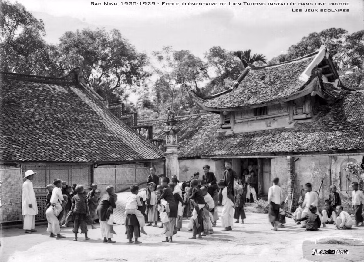 Giờ ra chơi ở trường tiểu học Liên Thượng, ngôi trường nằm trong một ngôi chùa, Bắc Ninh thập niên 1920. Ảnh tư liệu.