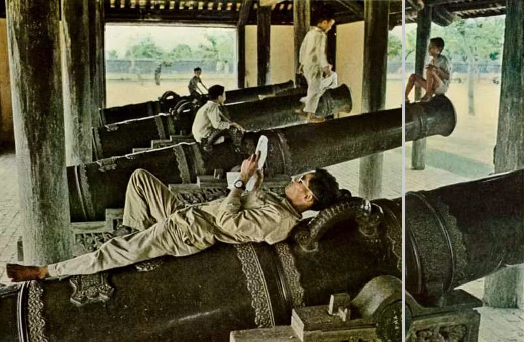 Người dân thư giãn trên Cửu Vị Thần Công, 9 khẩu thần công lớn và cực kỳ tinh xảo được các nghệ nhân Huế đúc năm 1803. Ảnh: National Geographic.