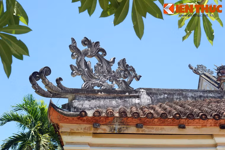 Chùa hình thành từ năm 1683, khi thiền sư Nguyên Thiều, một nhà tu hành người gốc tỉnh Quảng Đông, Trung Hoa dùng gạch đá của 10 ngôi tháp đổ để dựng chùa. Chùa đã trải qua nhiều lần tu bổ, diện mạo hiện tại được định hình từ đầu thế kỷ 20.