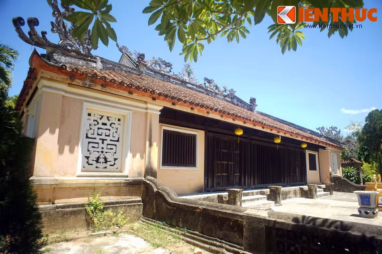 Chùa tọa lạc trên ngọn đồi mang tên Long Bích, ở phía Bắc thành Đồ Bàn của người Chăm xưa. Tên gọi “Thập Tháp” bắt nguồn từ việc trên khu đồi này từng có 10 ngôi tháp Chăm, sau bị sụp đổ và mất dần dấu tích.