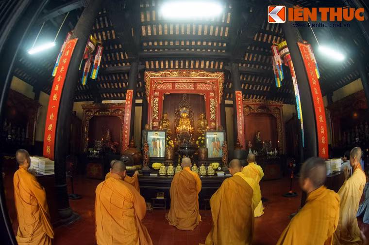 Bên trong chính điện được bài trí tôn nghiêm.
