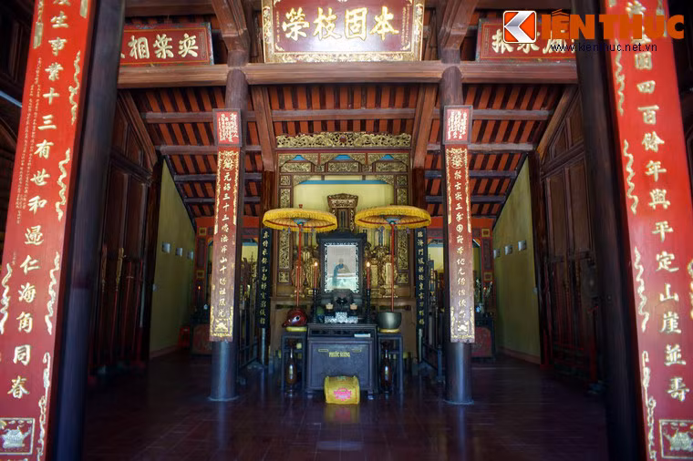 Nhà Tổ của chùa Thập Tháp ở phía Nam, nối ngôi chính điện và nhà phương trượng, thờ Tổ khai sơn Nguyên Thiều và chư vị trụ trì, chư Tăng quá cố và chư Phật tử quá vãng.
