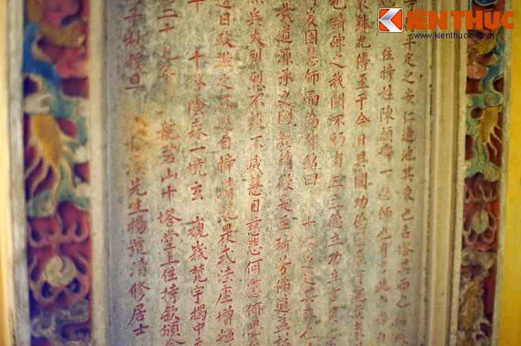 Phía sau chính điện có tấm bia ghi bài minh Sắc tứ Thập Tháp Di Đà Tự bi minh do cư sĩ Dương Thanh Tu biên soạn, Hòa thượng Minh Lý lập năm 1876.