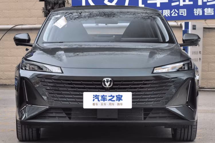 Changan là nhà sản xuất xe ôtô nội địa lớn thứ 4 tại Trung Quốc, họ luôn mang đến cho khách hàng nhiều dòng xe để lựa chọn, trong đó, mới đây nhất, hãng xe có trụ sở chính đặt tại thành phố Trùng Khánh đã tiết lộ về việc đã cho bán dòng sedan Changan Yida 2023 mới.