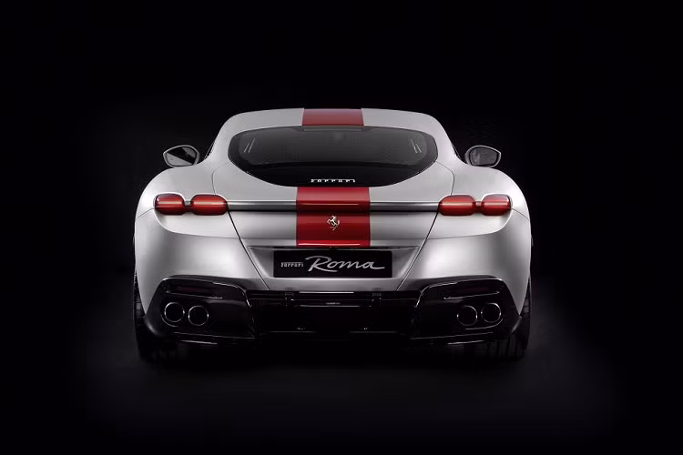 Theo Ferrari, hãng chọn màu này nhằm tri ân màu đỏ yên chi truyền thống của Trung Quốc. Ngoài ra, đường kẻ màu đỏ còn lấy cảm hứng từ đồ nội thất cổ triều đại nhà Minh.