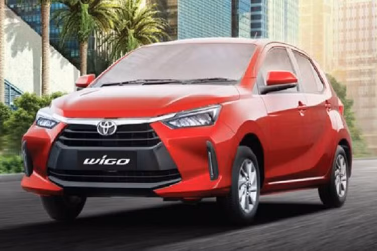 Trước thềm ra mắt, chiếc hatchback hạng A này đã được hé lộ thông qua hình ảnh đính kèm trong thư mời tham dự sự kiện ra mắt của hãng với giới truyền thông. Theo đó, ra mắt tại Việt Nam, Toyota Wigo 2023 mới sẽ được phân phối theo hình thức nhập khẩu nguyên chiếc từ Indonesia với hai phiên bản là MT và D-CVT. 
