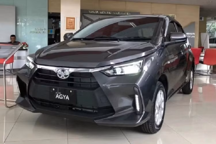Phân phối tại Việt Nam, Toyota Wigo chỉ được trang bị một màu nội thất là đen, đi cùng màn hình trung tâm 7 inch cho phép kết nối Apple CarPlay và Android không dây. 