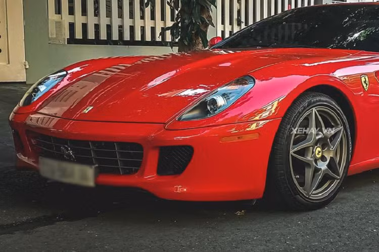 Nguyên bản, chiếc Ferrari 599 GTB Fiorano của Đặng Lê Nguyên Vũ có màu sơn ngoại thất đỏ Rosso Corsa đặc trưng của thương hiệu “ngựa chồm”. Khi về chung một nhà với vị chủ tịch cà phê Trung Nguyên, xe được đổi màu “áo” sang xanh quân đội và trắng.