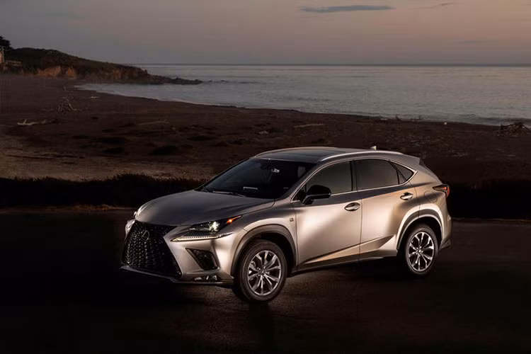 2023 có vẻ là một năm đầy bận rộn của thương hiệu xe sang Lexus trực thuộc tập đoàn Toyota. Sau khi ra mắt thế hệ thứ hai của mẫu MPV hạng sang LM trong triển lãm Ô tô Bắc Kinh 2023, Lexus chuẩn bị tung ra hàng loạt SUV mới như GX và TX. Không dừng ở đó, vào ngày 5/6/2023 tới đây, hãng còn vén màn cả mẫu SUV hạng sang cỡ nhỏ mang tên Lexus LBX 2024 mới.