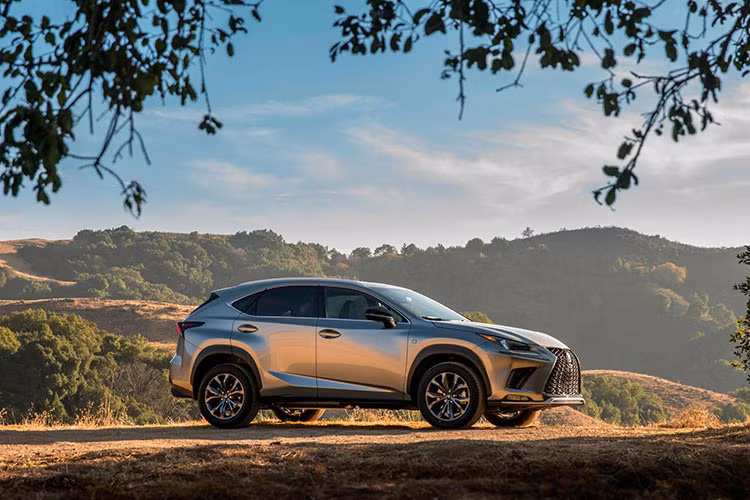 Nhiều khả năng Lexus LBX 2024 hạng sang sẽ dùng chung động cơ với Toyota Yaris Cross. Nếu đúng như vậy, xe sẽ được trang bị động cơ hybrid bao gồm máy xăng VVT-i 3 xi-lanh, dung tích 1.5L, kết hợp với 2 mô-tơ điện hoặc 3 mô-tơ điện, tạo ra công suất tổng cộng 114 mã lực cùng mô-men xoắn cực đại 120 Nm.