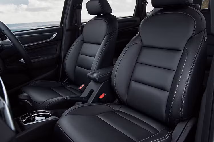 Ngoài ra, xe còn có chiều cao gầm 220 mm, ngang ngửa Mitsubishi Xpander. Không chỉ rộng rãi, nội thất của Honda BR-V 2023 ở thị trường Indonesia còn có những trang bị như ghế bọc da, màn hình màu TFT trong bảng đồng hồ, màn hình cảm ứng trung tâm 7 inch...