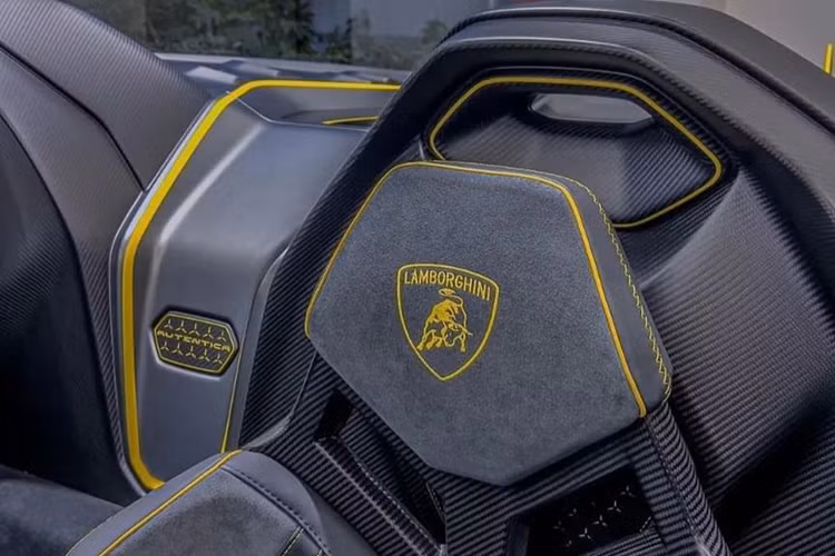 “Ngoại hình” của Lamborghini Auténtica độc đáo với hai mái vòm cùng các thanh bảo vệ tích hợp, lấy cảm hứng từ những chiếc roadster đua mui trần trong quá khứ.