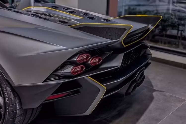 Chiếc roadster độc bản sở hữu màu sơn ngoại thất xám Grigio Titans với các họa tiết màu đen Matt Black và vàng Giallo Auge xuất hiện trên kẹp phanh và tại các chi tiết khí động học chính như bộ chia gió trước và cánh gió sau.
