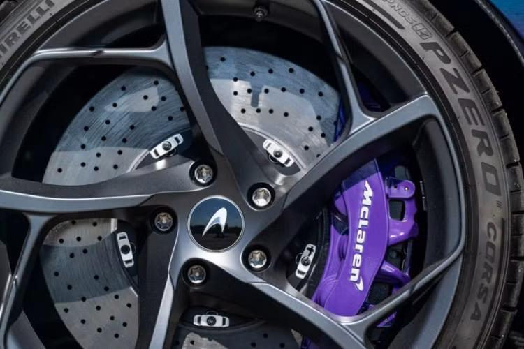 McLaren Elva được trang bị khối động cơ xăng V8, dung tích 4.0L tăng áp kép cho công suất 815 mã lực và mô-men xoắn cực đại 800 Nm, kết hợp hộp số 7 cấp ly hợp kép. Với sức mạnh này, chiếc siêu xe có khả năng tăng tốc từ 0-100 km/h trong 2,8 giây, trước khi đạt tốc độ tối đa là 326 km/h.