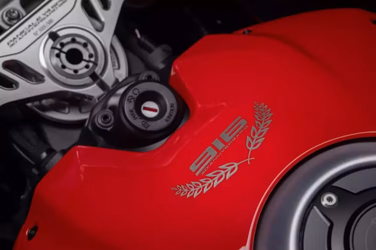 Phần trên tay lái bằng nhôm phôi Panigale Anniversary với tên mẫu và số phiên bản được khắc laser. Xe được trang bị phuộc trước loại Ohlins NPX 25/30 43 mm và giảm xóc sau Ohlins TTX 36 có thể điều chỉnh.