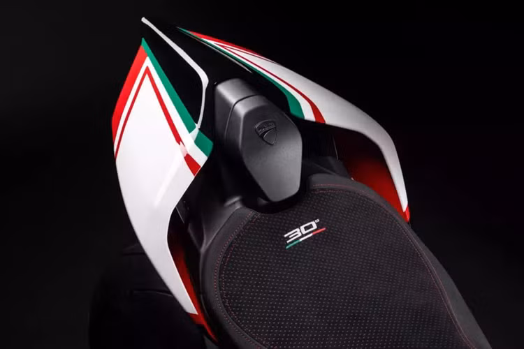 Được trưng bày tại triển lãm EICMA ở Milan ở Ý, Panigale V4 SP2 30th Anniversary 916 được sản xuất với số lượng giới hạn chỉ 500 chiếc, nhưng chưa rõ, Minh Nhựa sẽ chọn số thứ tự nào, liệu rằng sẽ là 405/500?.