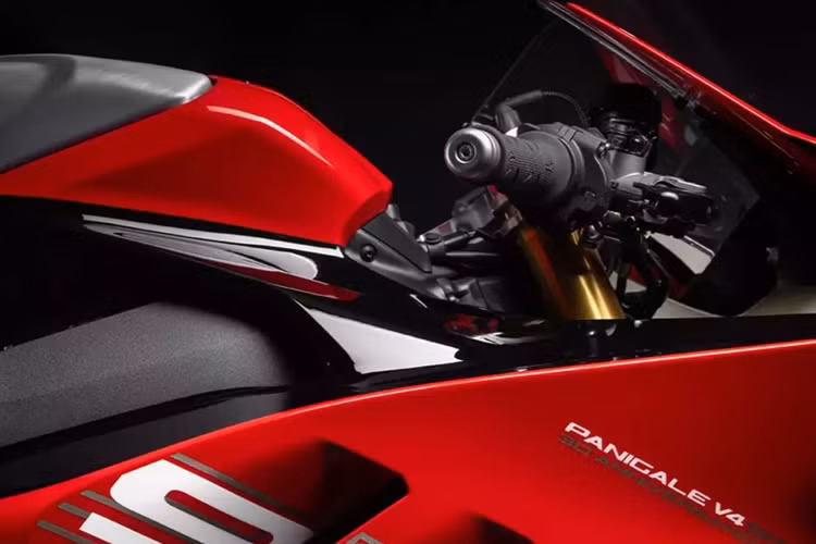 Đáng tiếc là xe Ducati Panigale V4 SP2 30th Anniversario 916 vẫn sử dụng động cơ là loại Desmosedici Stradale V4 desmodromic làm mát bằng chất lỏng, dung tích 1.103cc, tạo ra công suất 210 mã lực tại 12.500 vòng/phút và mô-men xoắn cực đại 122 Nm tại 11.000 vòng/phút.