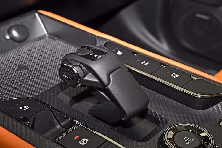 Bên trong xe, Haval Raptor được trang bị nội thất 2 hàng ghế với 5 chỗ ngồi. Nội thất của xe được bọc da màu cam, tương phản với những khu vực màu đen còn lại. Điểm nhấn bên trong xe nằm ở vô lăng 3 chấu to bản, tích hợp phím chức năng, bảng đồng hồ kỹ thuật số và màn hình cảm ứng trung tâm cỡ lớn. Là xe off-road nên Haval Raptor vẫn giữ lại một số nút bấm cơ học trong xe để dễ sử dụng hơn.