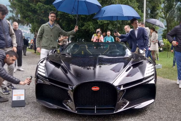 Ngay tại Concours d’Eleganza Villa d’Este, đã có ít nhất hai lần người điều khiển Mistral phải vừa cầm ô vừa lái siêu xe. Thệm chí cả khi nằm tại vị trí trưng bày, nhân viên của Bugatti cũng phải cầm ô để che mưa cho chiếc xe “con cưng” của thương hiệu. 