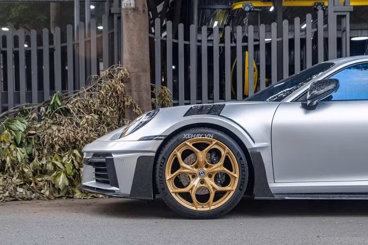 Một số tiện nghi đáng chú ý trên Porsche 911 Carrera có: điều hòa tự động hai vùng độc lập làm mát siêu nhanh, bộ lọc không khí với khả năng khử mùi giúp duy trì không gian mát mẻ, trong lành cho cabin, các cửa gió điều hòa cũng được bố trí thông minh giúp lưu thông không khí, làm mát hiệu quả hơn.