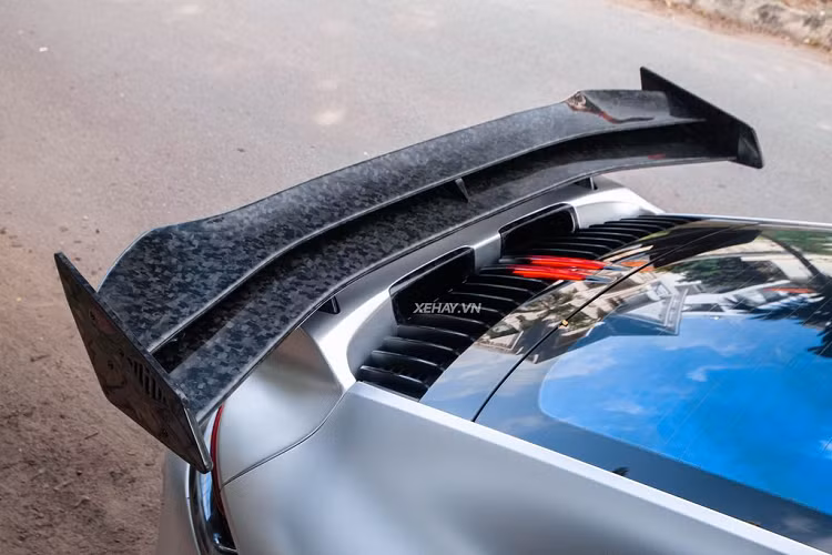 Porsche 911 Carrera thể thao sử dụng động cơ 6 xi lanh, dung tích 2.981 lít, có thể sản sinh ra công suất 385 mã lực ở vòng tua máy 6.500 vòng/phút và mô men xoắn cực đại 450 Nm ở vòng tua máy từ 1.950 - 5.000 vòng/phút.
